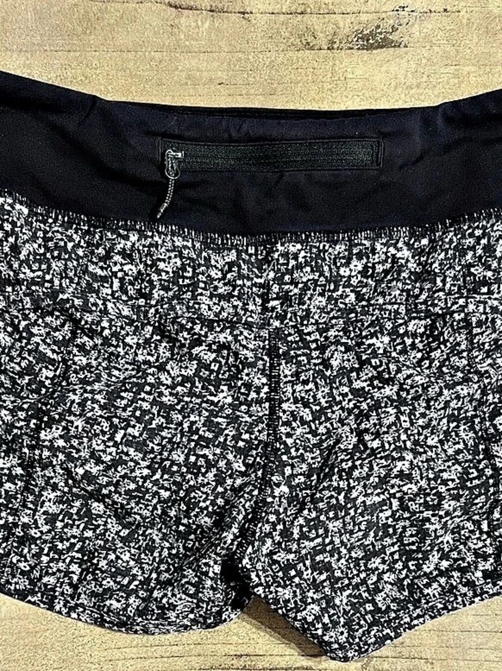 Lululemon Speed Up Mid-Rise Short 4" Black & White